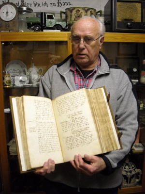 Kurt Schuh mit Gerichtsbuch